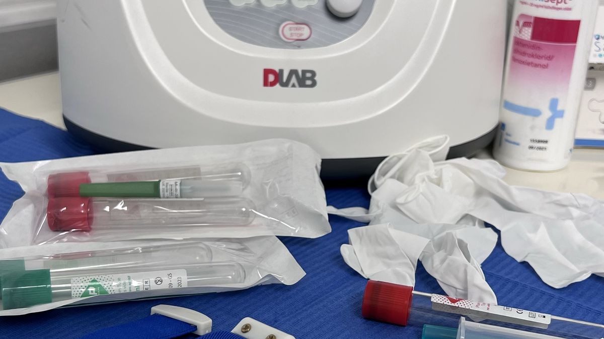 PRF-csövek és centrifuga a Royal Dental Stúdióban