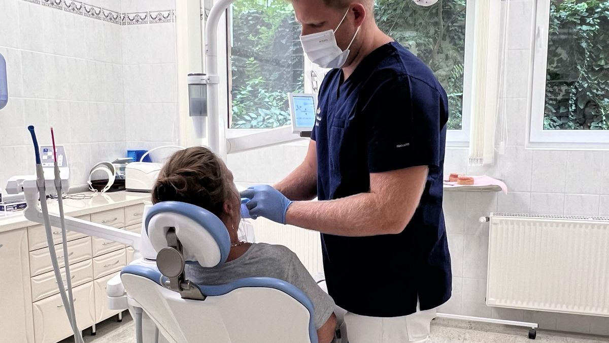 Dr. Gálffy szájsebészeti beavatkozás közben a Royal Dental Stúdióban