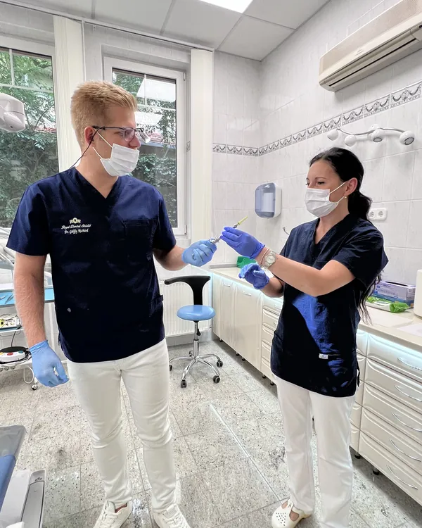 Dr. Gálffy Richárd és asszisztense a kezelőben